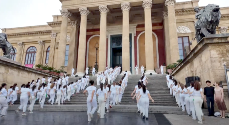 Flash Mob alla scalinata del Teatro Massimo di Palermo per la Giornata della Salute Mentale